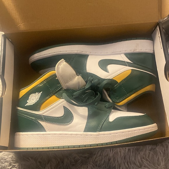 Size 5.5Y Jordan ones rarely worn - Picture 4 of 5